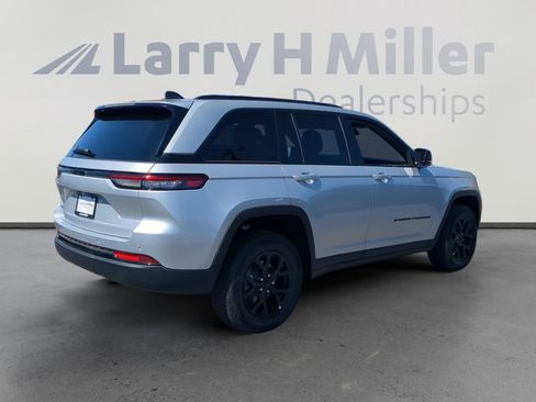 New 2025 Jeep Grand Cherokee Altitude image 5