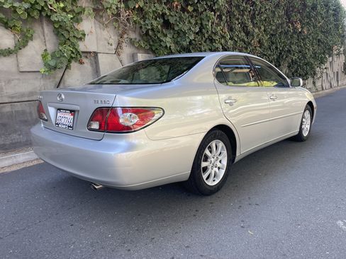 Used 2004 Lexus ES 330 w/ Premium Pkg FWD image 5