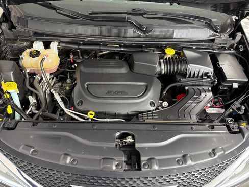 Used 2020 Chrysler Pacifica Limited FWD image 30