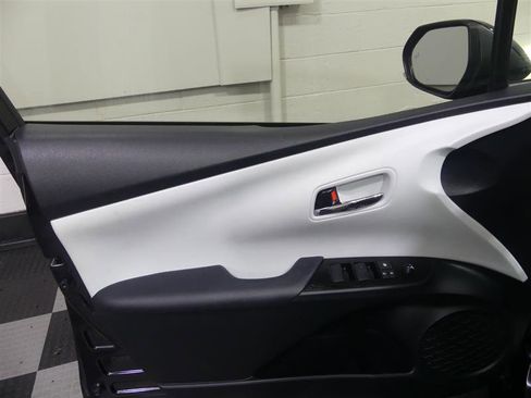 Used 2022 Toyota Prius LE image 18