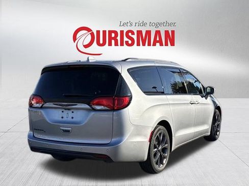 Used 2020 Chrysler Pacifica Touring-L w/ Advanced Safetytec Group image 2