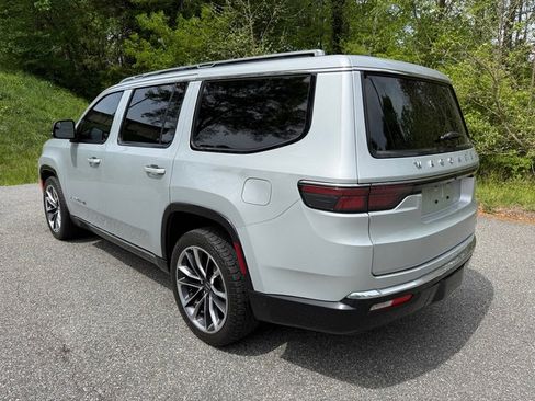 Used 2024 Jeep Wagoneer Series III w/ Premium Group I AWD/4WD image 9