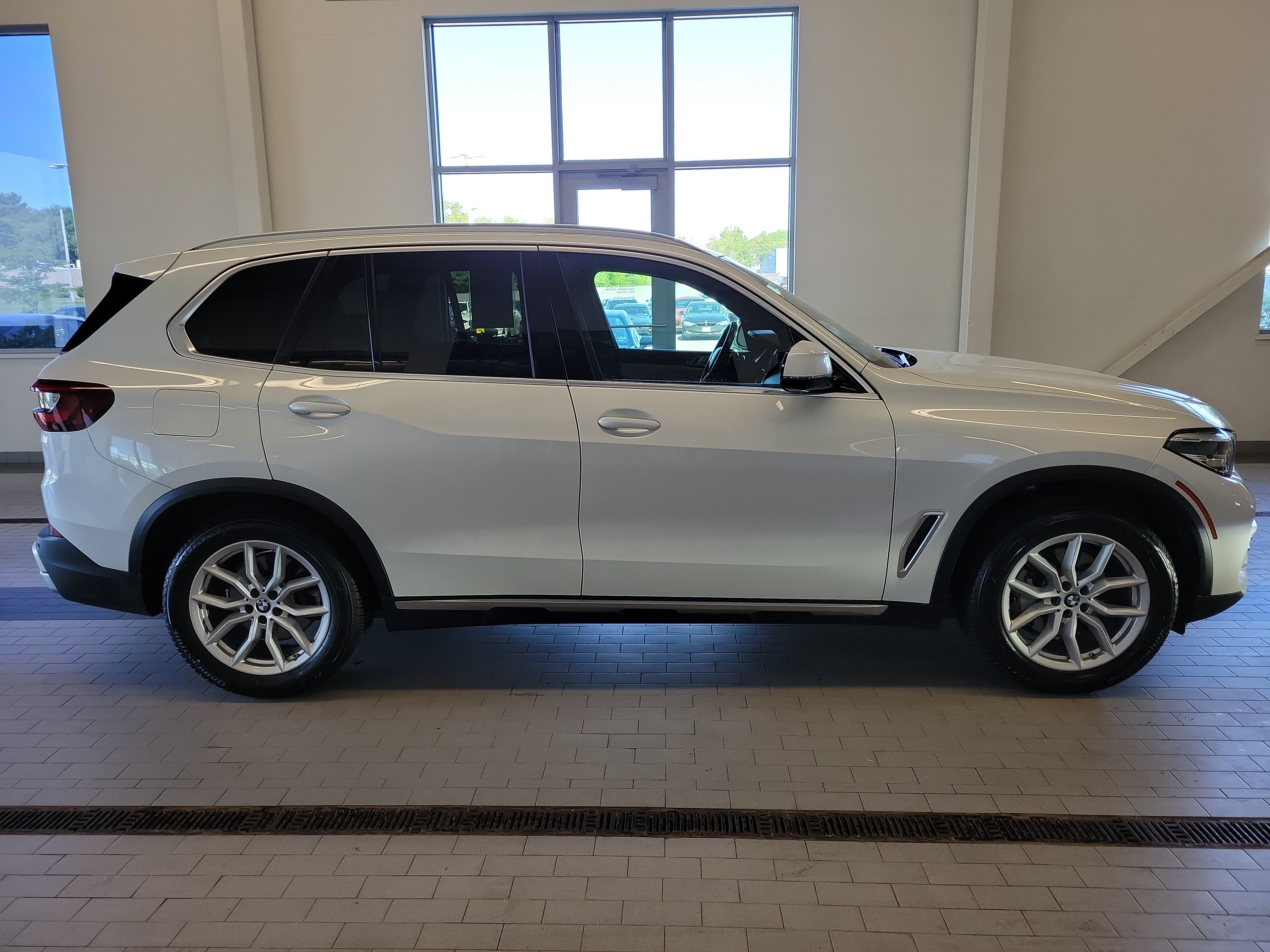 Used 2021 BMW X5 xDrive40i w/ Convenience Package AWD/4WD image 4