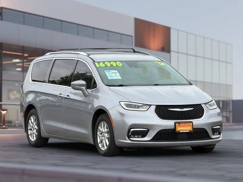 Used 2021 Chrysler Pacifica Touring-L FWD image 1