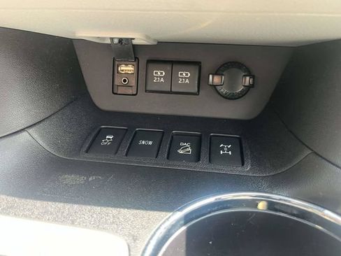 Used 2018 Toyota Highlander XLE AWD/4WD image 32
