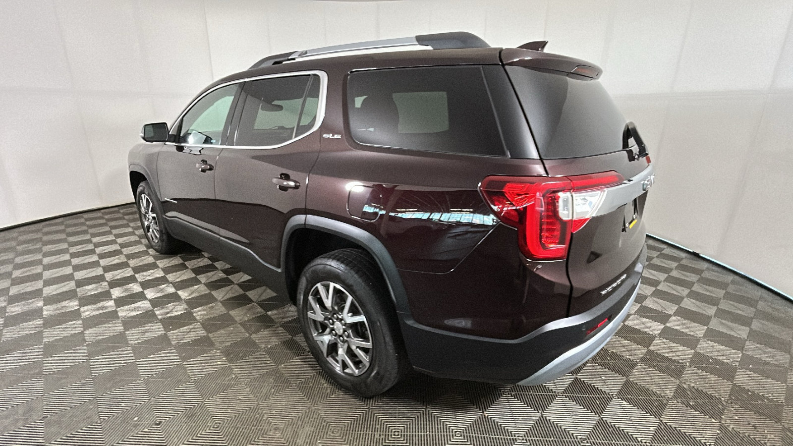 Used 2020 GMC Acadia SLE w/ Driver Convenience Package FWD image 5