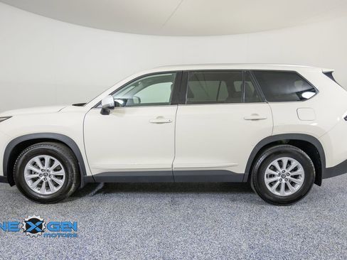 Used 2024 Toyota Grand Highlander AWD image 4