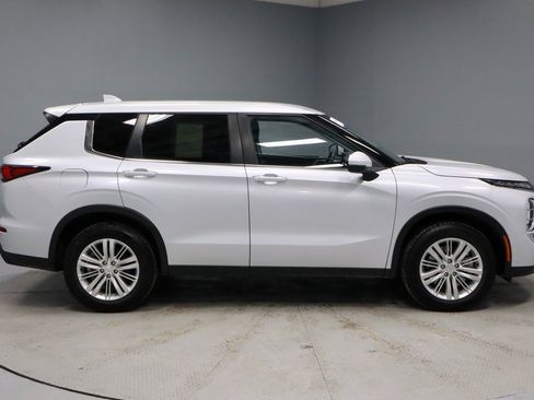 Used 2024 Mitsubishi Outlander ES image 11