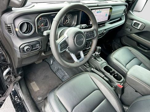 Used 2024 Jeep Wrangler Sahara image 9