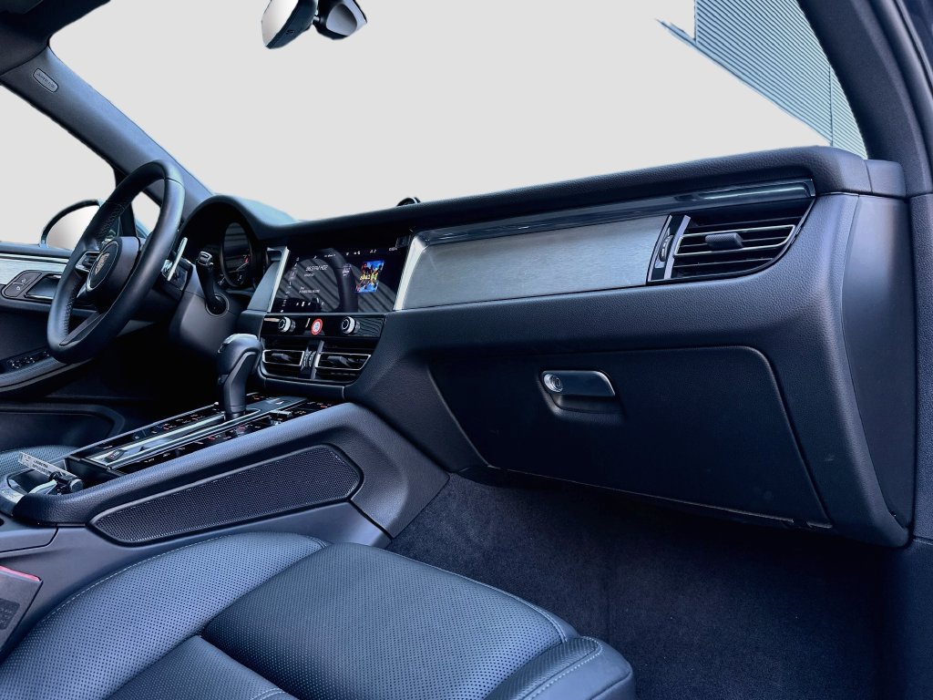 Certified 2026 Porsche Macan AWD/4WD image 30