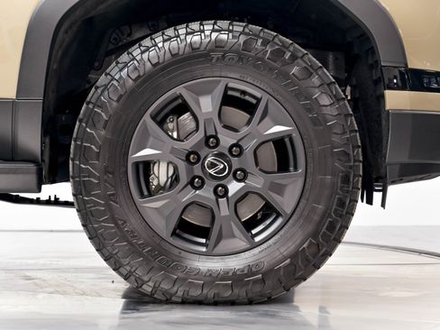 Used 2025 Lexus GX 550 AWD/4WD image 22