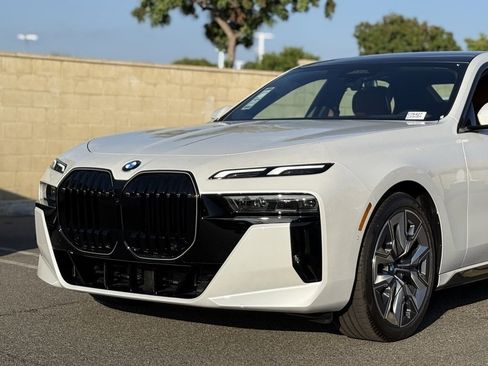 New 2025 BMW 760i xDrive w/ Premium Package image 10