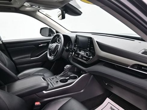 Used 2022 Toyota Highlander XLE AWD/4WD image 13