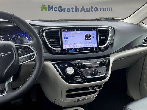 Used 2024 Chrysler Pacifica Touring-L FWD image 11