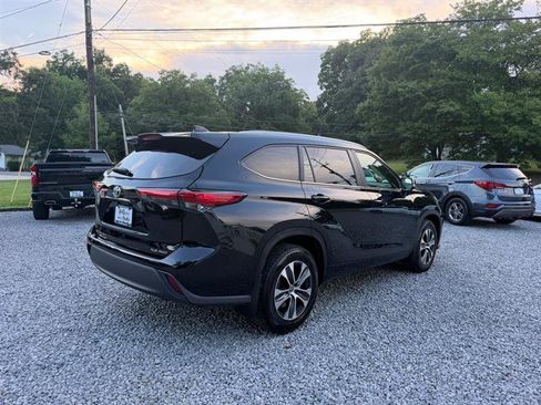 Used 2023 Toyota Highlander XLE AWD/4WD image 6