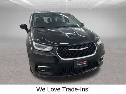 Used 2024 Chrysler Pacifica Touring-L FWD image 3