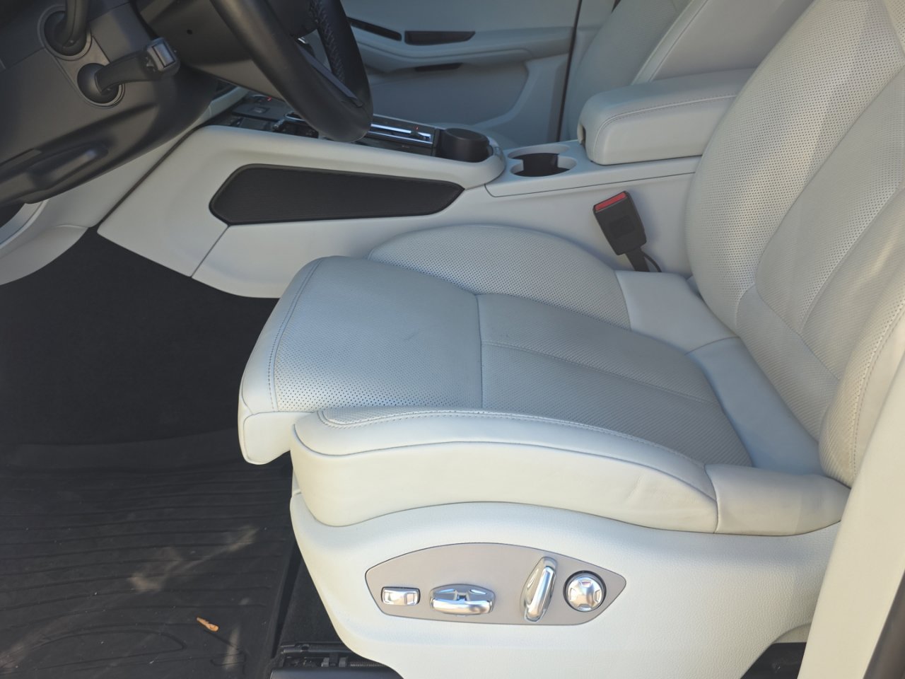 Used 2023 Porsche Macan S AWD/4WD image 16