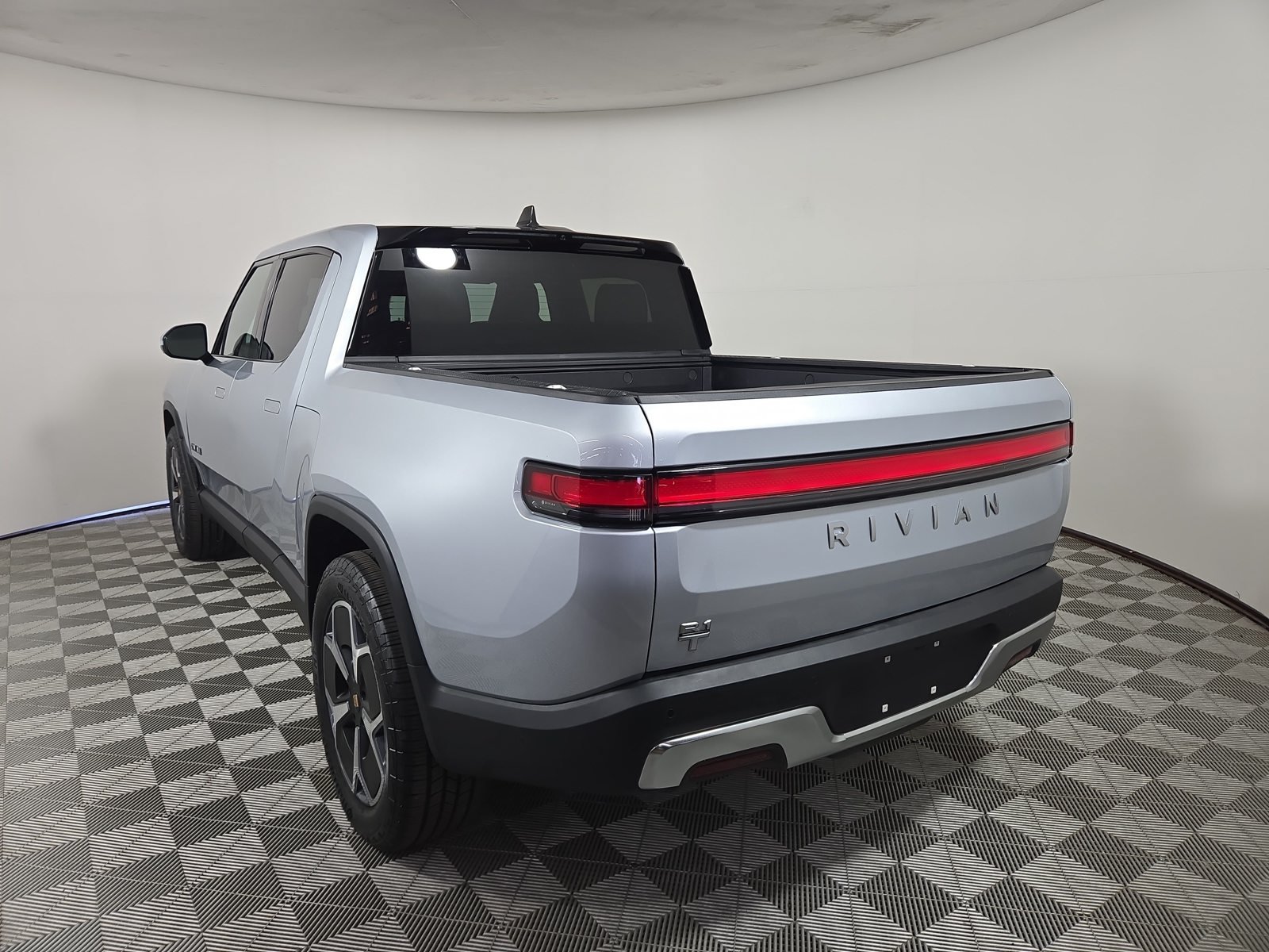 Used 2024 Rivian R1T Adventure Dual AWD/4WD image 3