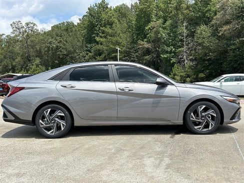 Used 2024 Hyundai Elantra SEL w/ Convenience Package image 12