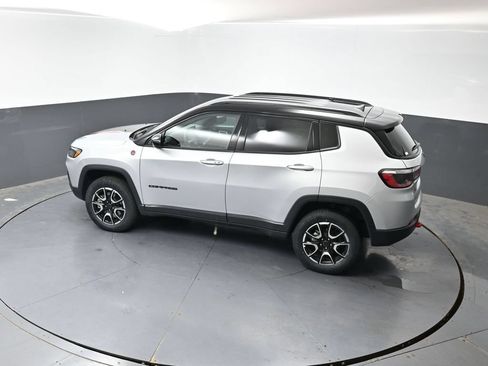 Used 2025 Jeep Compass Trailhawk AWD/4WD image 48