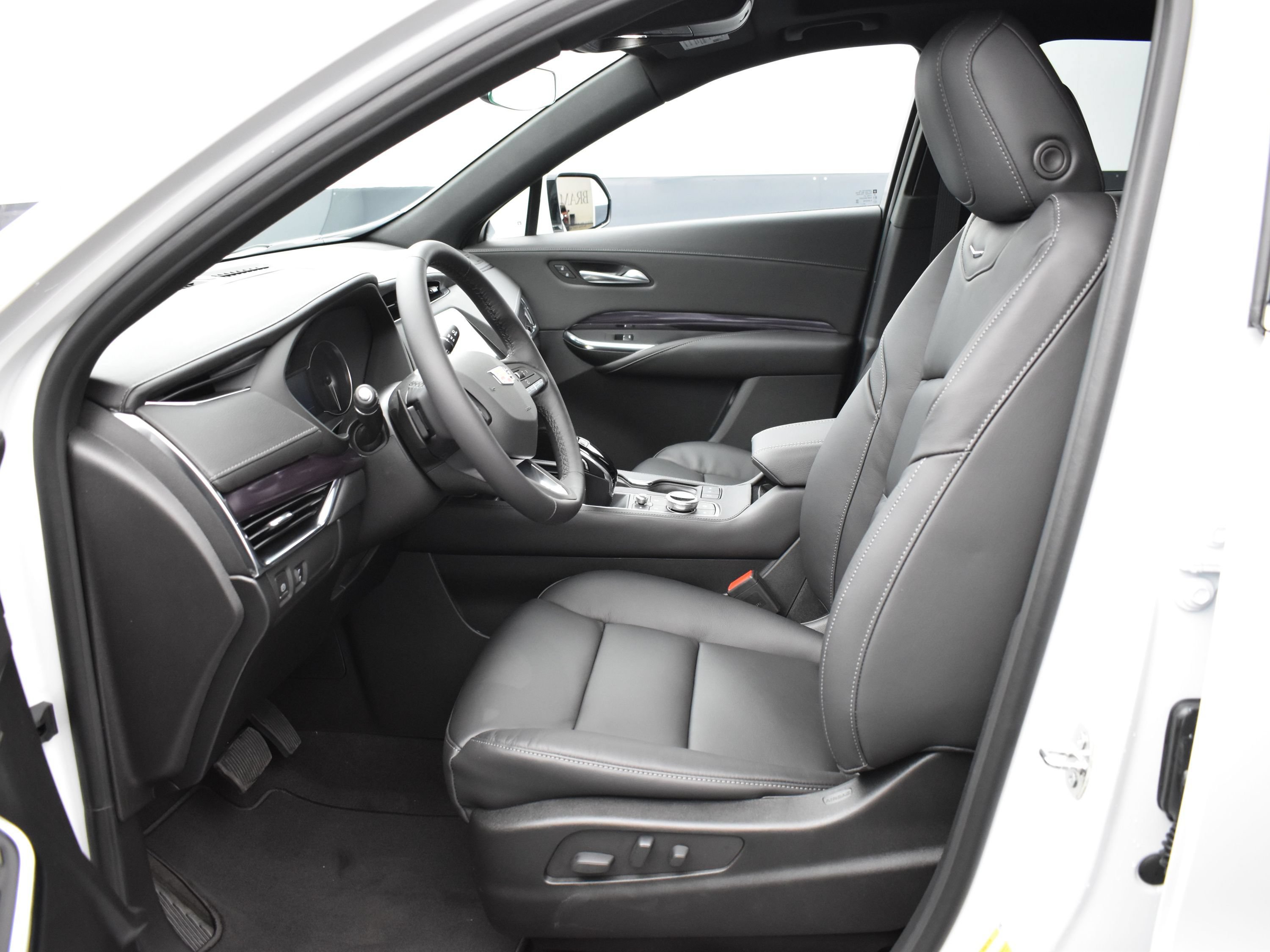 Used 2023 Cadillac XT4 Luxury w/ Cold Weather Package AWD/4WD image 11