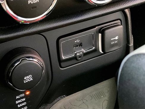 Used 2017 Jeep Renegade Sport w/ Power & Air Group image 24