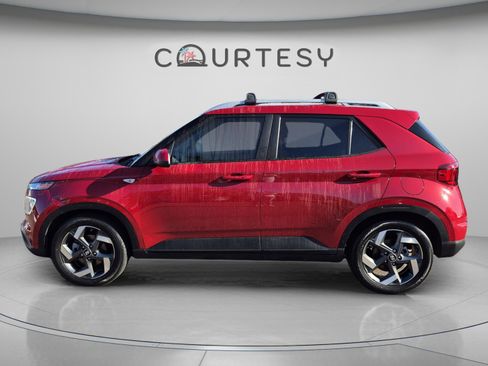 Used 2022 Hyundai Venue Limited FWD image 2