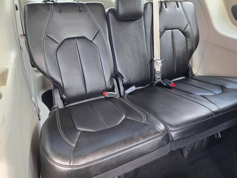 Used 2024 Chrysler Pacifica Limited FWD image 41