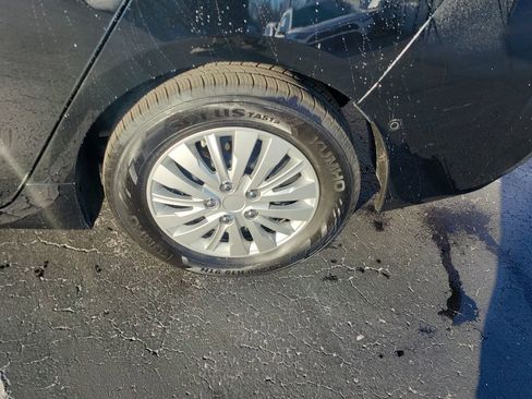 Used 2021 Toyota Prius XLE image 6