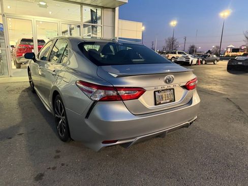 Used 2020 Toyota Camry SE image 4