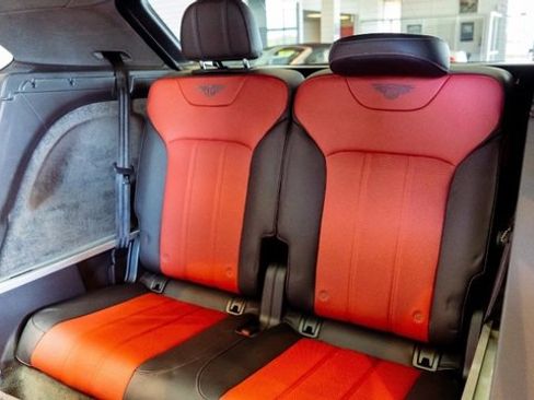 Used 2018 Bentley Bentayga image 27