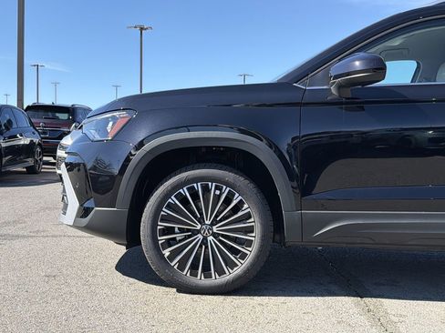 New 2026 Volkswagen Taos SE image 9