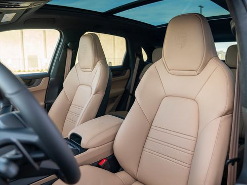 New 2026 Porsche Cayenne GTS AWD/4WD image 5