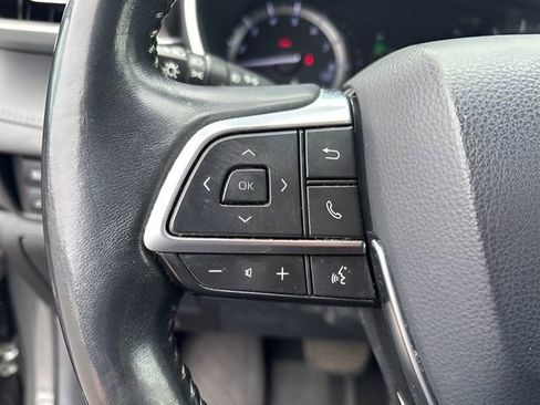 Used 2020 Toyota Highlander XLE AWD/4WD image 18