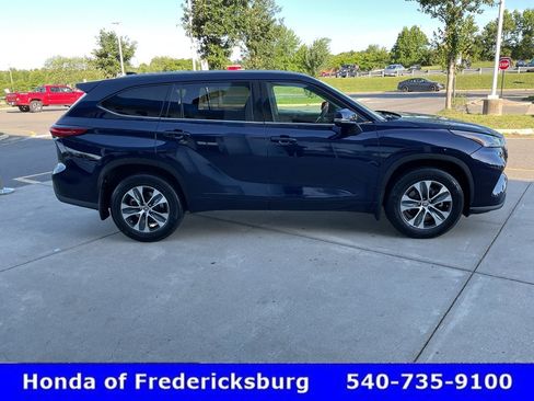 Used 2022 Toyota Highlander XLE AWD/4WD image 7
