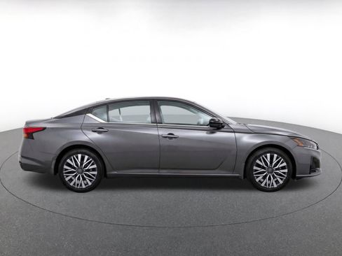 Used 2025 Nissan Altima 2.5 SV FWD image 11