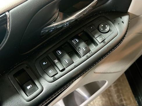 Used 2018 Dodge Grand Caravan SXT image 18