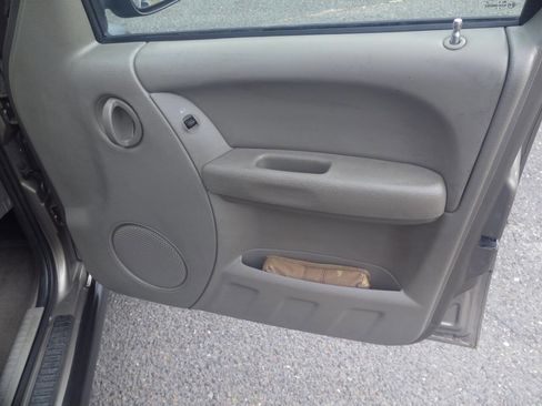 Used 2005 Jeep Liberty Renegade image 39