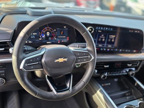 Used 2025 Chevrolet Suburban Premier image 28