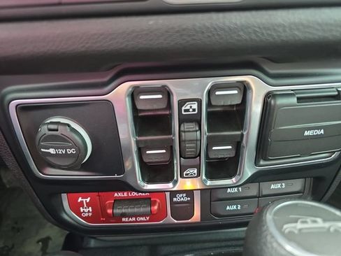 Used 2024 Jeep Gladiator Sport AWD/4WD image 25