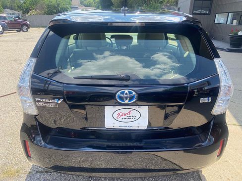 Used 2014 Toyota Prius V Five FWD image 4