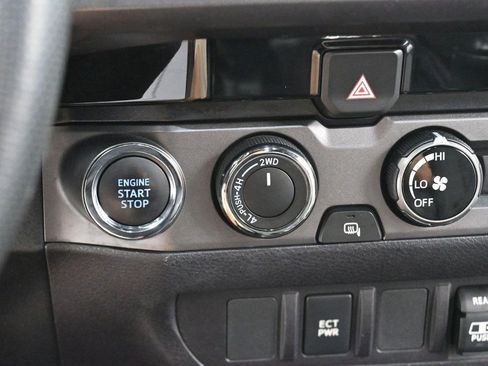 Used 2018 Toyota Tacoma TRD Off-Road AWD/4WD image 24