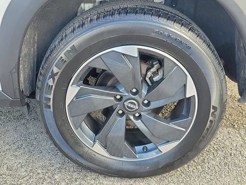 Used 2025 Nissan Rogue SV AWD/4WD image 12