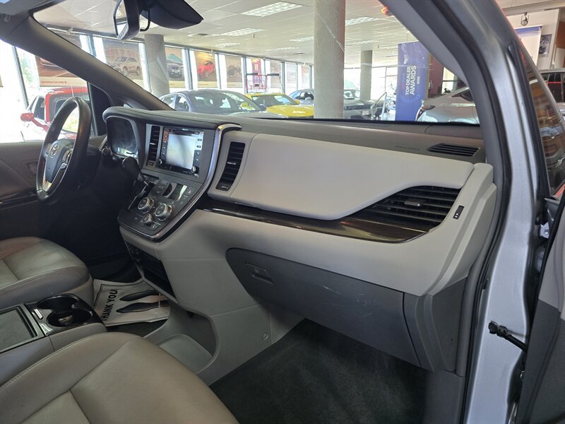 Used 2019 Toyota Sienna XLE w/ XLE Navigation Package FWD image 13