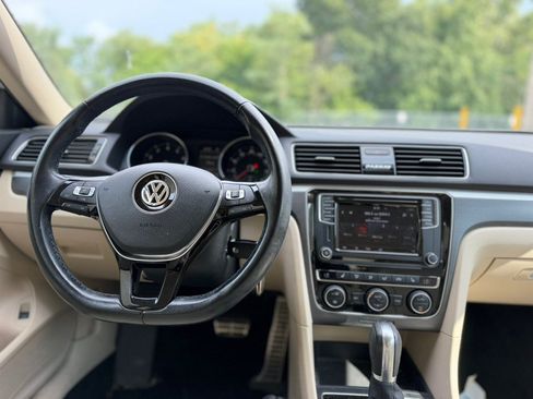 Used 2018 Volkswagen Passat 2.0T R-Line FWD image 18