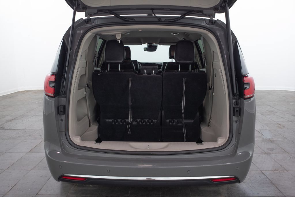Used 2023 Chrysler Pacifica Touring-L FWD image 14