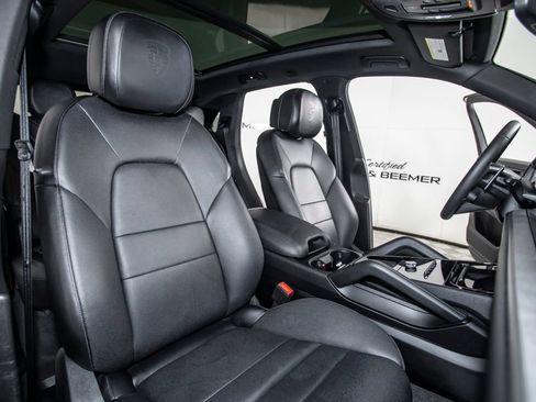 Used 2025 Porsche Cayenne AWD/4WD image 16