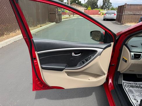 Used 2013 Hyundai Elantra GT w/ Tech Pkg FWD image 9