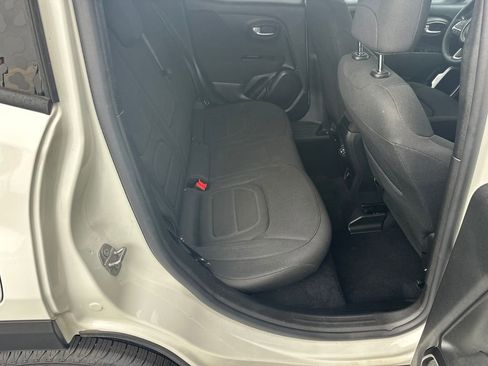 Used 2019 Jeep Renegade Latitude w/ Popular Equipment Group FWD image 15