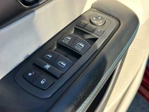 Used 2021 Chrysler Pacifica Touring image 18